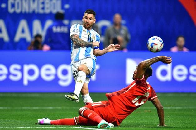 RECORD DATE NOT STATED Copa America USA 2024 Argentina vs Canada Lionel Messi (L) of Argentina fights fo the ball with Derek Cornelius (R) of Canada during the game between Argentina and Canada as part of the CONMEBOL Copa America USA 2024 group A, at Mercedes Benz Stadium, on June 20, 2024 in Atlanta, Georgia ATLANTA GEORGIA UNITED STATES  Copyright: xAdrianxMaciasx 20240620193430_CA_GA_2024_ARG_CAN_MESSI99