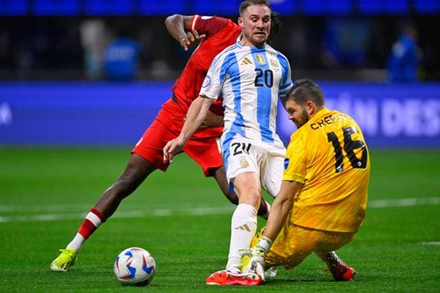 RECORD DATE NOT STATED Copa America USA 2024 Argentina vs Canada Alexis Mac Allister (L) of Argentina fights for the ball with Maxime Crepeau (R) of Canada during the game between Argentina and Canada as part of the CONMEBOL Copa America USA 2024 group A, at Mercedes Benz Stadium, on June 20, 2024 in Atlanta, Georgia ATLANTA GEORGIA UNITED STATES  Copyright: xJorgexMartinezx 20240620202248_CA_GA_2024_ARG_CAN_ALLISTER186