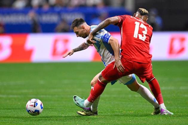 RECORD DATE NOT STATED Copa America USA 2024 Argentina vs Canada Lionel Messi (L) of Argentina fights for the ball with Derek Cornelius (R) of Canada during the game between Argentina and Canada as part of the CONMEBOL Copa America USA 2024 group A, at Mercedes Benz Stadium, on June 20, 2024 in Atlanta, Georgia ATLANTA GEORGIA UNITED STATES  Copyright: xJorgexMartinezx 20240620202824_CA_GA_2024_ARG_CAN_MESSI185
