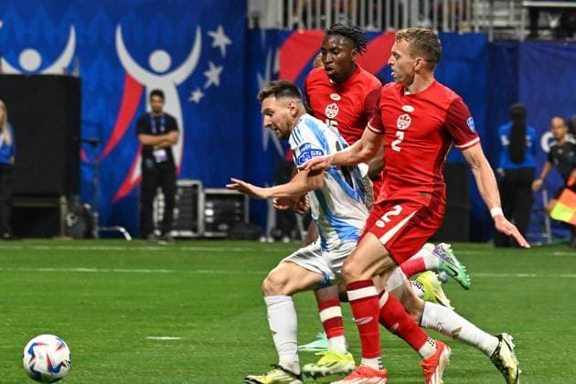 RECORD DATE NOT STATED Copa America USA 2024 Argentina vs Canada Lionel Messi (L) of Argentina fights for the ball with Alistair Johnston (R) of Canada during the game between Argentina and Canada as part of the CONMEBOL Copa America USA 2024 group A, at Mercedes Benz Stadium, on June 20, 2024 in Atlanta, Georgia ATLANTA GEORGIA UNITED STATES  Copyright: xDavidxLeahx 20240620203550_CA_GA_2024_ARG_CAN_MESSI204
