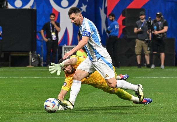 RECORD DATE NOT STATED Copa America USA 2024 Argentina vs Canada Maxime Crepeau of Canada and Lionel Messi of Argentina during the game between Argentina and Canada as part of the CONMEBOL Copa America USA 2024 group A, at Mercedes Benz Stadium, on June 20, 2024 in Atlanta, Georgia ATLANTA GEORGIA UNITED STATES  Copyright: xDavidxLeahx 20240620205817_CA_GA_2024_ARG_CAN_MESSI232