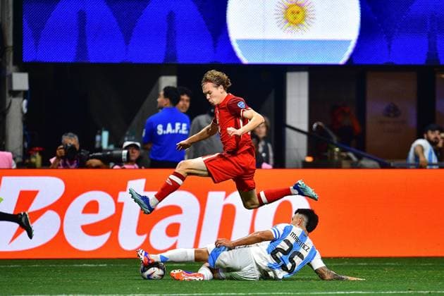 RECORD DATE NOT STATED Copa America USA 2024 Argentina vs Canada Jacob Shaffelburg (L) of Canada fights for the ball with Lisandro Martinez (R) of Argentina during the game between Argentina and Canada as part of the CONMEBOL Copa America USA 2024 group A, at Mercedes Benz Stadium, on June 20, 2024 in Atlanta, Georgia ATLANTA GEORGIA UNITED STATES  Copyright: xAdrianxMaciasx 20240620210146_CA_GA_2024_ARG_CAN_SHAFFELBURG249
