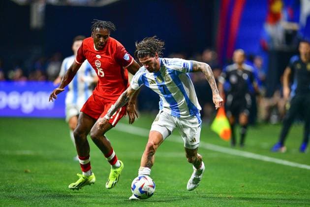 RECORD DATE NOT STATED Copa America USA 2024 Argentina vs Canada Mine Bombito (L) of Canada fights for the ball with Rodrigo de Paul (R) of Argentina during the game between Argentina and Canada as part of the CONMEBOL Copa America USA 2024 group A, at Mercedes Benz Stadium, on June 20, 2024 in Atlanta, Georgia ATLANTA GEORGIA UNITED STATES  Copyright: xAdrianxMaciasx 20240620210143_CA_GA_2024_ARG_CAN_DEPAUL251