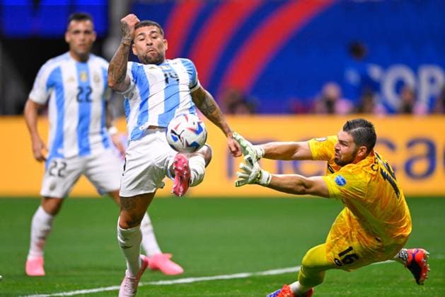 RECORD DATE NOT STATED Copa America USA 2024 Argentina vs Canada Nicolas Otamendi (L) of Argentina fights for the ball with Maxime Crepeau (R) of Canada during the game between Argentina and Canada as part of the CONMEBOL Copa America USA 2024 group A, at Mercedes Benz Stadium, on June 20, 2024 in Atlanta, Georgia ATLANTA GEORGIA UNITED STATES  Copyright: xJorgexMartinezx 20240620211046_CA_GA_2024_ARG_CAN_OTAMENDI258
