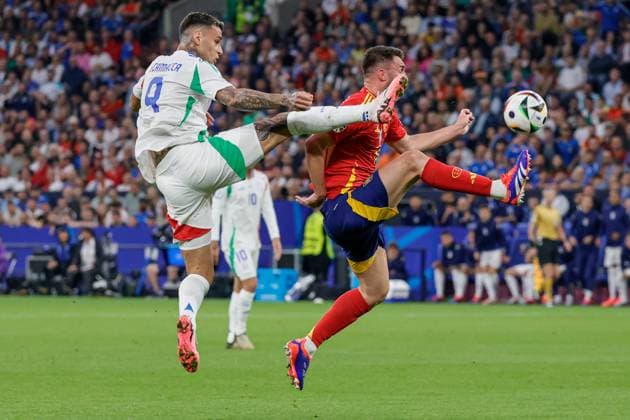 20th June 2024, Arena AufSchalke Gelsenkirchen Gianluca Scamacca (9 Italy) and Aymeric Laporte (14 Spain) in action during the UEFA EURO, EM, Europameisterschaft,Fussball 2024 Germany Group B football match between Spain and Italy at Arena AufSchalke Gelsenkirchen, Germany. Francesco Farina SPP (FRANCESCO FARINA SPP)  Copyright: xFRANCESCOxFARINAx xSPPx spp-en-FrFa-_O2A4257