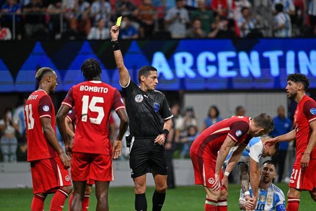 RECORD DATE NOT STATED Copa America USA 2024 Argentina vs Canada Referee Jesus Valenzuela of Venezuela shows yellow card to Moise Bombito of Canada during the game between Argentina and Canada as part of the CONMEBOL Copa America USA 2024 group A, at Mercedes Benz Stadium, on June 20, 2024 in Atlanta, Georgia ATLANTA GEORGIA UNITED STATES  Copyright: xDavidxLeahx 20240620211343_CA_GA_2024_ARG_CAN_BOMBITO273