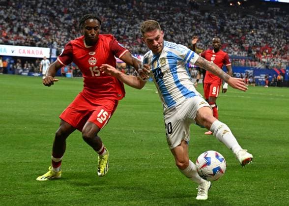 RECORD DATE NOT STATED Copa America USA 2024 Argentina vs Canada Moise Bombito (L) of Canada fights for the ball with Alexis Mac Allister (R) of Argentina during the game between Argentina and Canada as part of the CONMEBOL Copa America USA 2024 group A, at Mercedes Benz Stadium, on June 20, 2024 in Atlanta, Georgia ATLANTA GEORGIA UNITED STATES  Copyright: xDavidxLeahx 20240620211332_CA_GA_2024_ARG_CAN_ALLISTER275