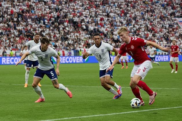 (240621) -- FRANKFURT, June 21, 2024 -- Rasmus Hojlund (R) of Denmark breaks though during the UEFA EURO, EM, Europameisterschaft,Fussball 2024 Group C match between Denmark and England in Frankfurt, Germany on June 20, 2024. ) (SP)GERMANY-FRANKFURT-FOOTBALL-EURO 2024-DENMARK VS ENGLAND MengxDingbo 
