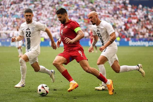 June 20, 2024, Munich, Germany: Aleksandar Mitrovic (C) of Serbia, Vanja Drkusic (R) and Adam Gnezda Cerin (L) of Slovenia seen in action during the UEFA EURO, EM, Europameisterschaft,Fussball 2024 group stage match between Slovenia and Serbia at Munich Football Arena. Munich Germany - ZUMAs197 20240620_aaa_s197_257 Copyright: xSergeixMikhailichenkox