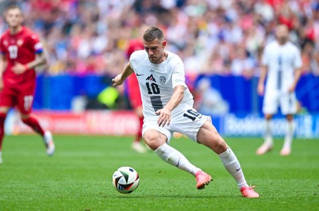 Timi Elsnik (Slovenia) in Aktion, UEFA EURO, EM, Europameisterschaft,Fussball 2024 - Group C, Slovenia vs Serbia, Fussball Arena Muenchen am 20. June 2024 in Muenchen, Deutschland. (Foto von Silas Schueller DeFodi Images) Timi Elsnik (Slovenia) controls the ball, UEFA EURO 2024 - Group C, Slovenia vs Serbia, Munich Football Arena on June 20, 2024 in Munich, Germany. (Photo by Silas Schueller DeFodi Images) Defodi-0583922880st
