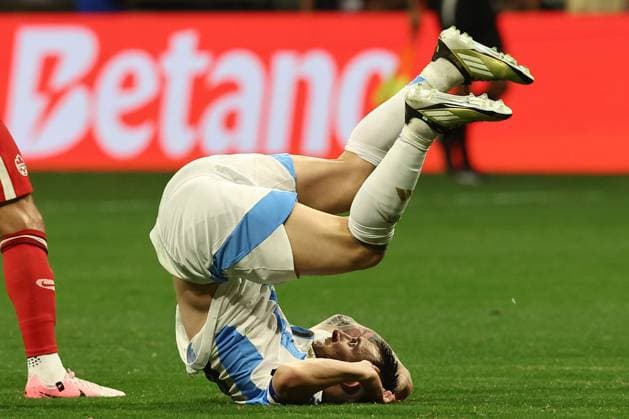 Argentina s forward Lionel Messi (C) falls on the field during the Copa America USA 2024, group A, groupe stage match between Argentina and Canada, at Mercedes Benz stadium in Atlanta, on June 20, 2024. ATLANTA UNITED STATES Copyright: xALEJANDROxPAGNIx