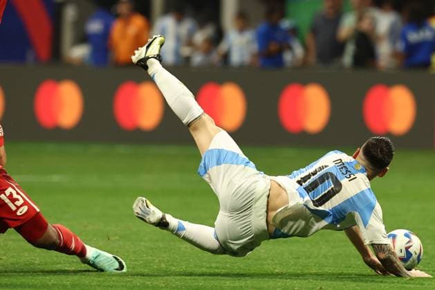 Argentina s forward Lionel Messi (R) is fouled by Canada™s defender Derek Corneliusduring the Copa America USA 2024, group A, groupe stage match between Argentina and Canada, at Mercedes Benz stadium in Atlanta, on June 20, 2024. ATLANTA UNITED STATES Copyright: xALEJANDROxPAGNIx
