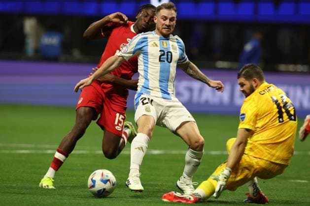 Argentina s midfielder Alexis Mac Allister (C) vies for the ball with Canada™s goalkeeper Maxime Crepeau (R) during the Copa America USA 2024, group A, groupe stage match between Argentina and Canada, at Mercedes Benz stadium in Atlanta, on June 20, 2024. ATLANTA UNITED STATES Copyright: xALEJANDROxPAGNIx