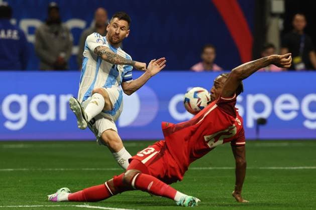 Argentina s forward Lionel Messi (L) vies for the ball with Canada™s defender Derek Cornelius during the Copa America USA 2024, group A, groupe stage match between Argentina and Canada, at Mercedes Benz stadium in Atlanta, on June 20, 2024. ATLANTA UNITED STATES Copyright: xALEJANDROxPAGNIx