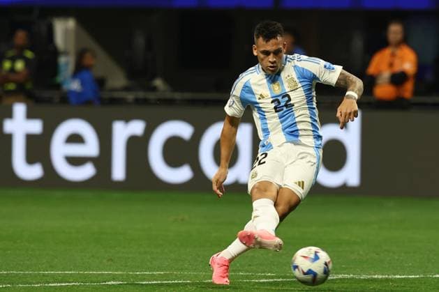 XX () vies for the ball with X during the Copa America USA 2024, group A, groupe stage match between Argentina and Canada, at Mercedes Benz stadium in Atlanta, on June 20, 2024. ATLANTA UNITED STATES Copyright: xALEJANDROxPAGNIx