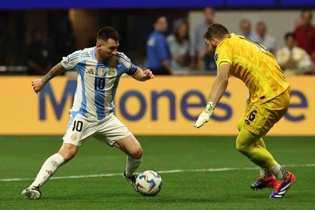 Argentina s forward Lionel Messi (L) vies for the ball with Canada™s goalkeeper Maxime Crepeau during the Copa America USA 2024, group A, groupe stage match between Argentina and Canada, at Mercedes Benz stadium in Atlanta, on June 20, 2024. ATLANTA UNITED STATES Copyright: xALEJANDROxPAGNIx