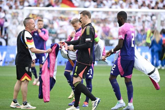 Torwart Manuel Neuer (Deutschland), mi., und Antonio Rüdiger (Deutschland) geben ihre Trainingsjacken Zeugwart Thomas Mai 19.06.2024, Fussball Europameisterschaft 2024, Vorrunde, 2. Spieltag Deutschland - Ungarn 2:0 Stuttgart MHP Arena Baden-Württemberg Deutschland