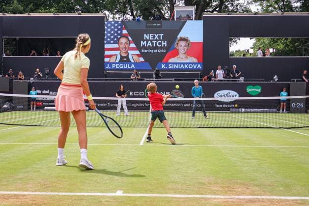 Show-Match Victoria AZARENKA mit Leo, ecotrans Ladies Open 2024, Berlin, LTTC Rot-Weiß , 21.06.2024, Copyright: xClaudioxGärtnerx