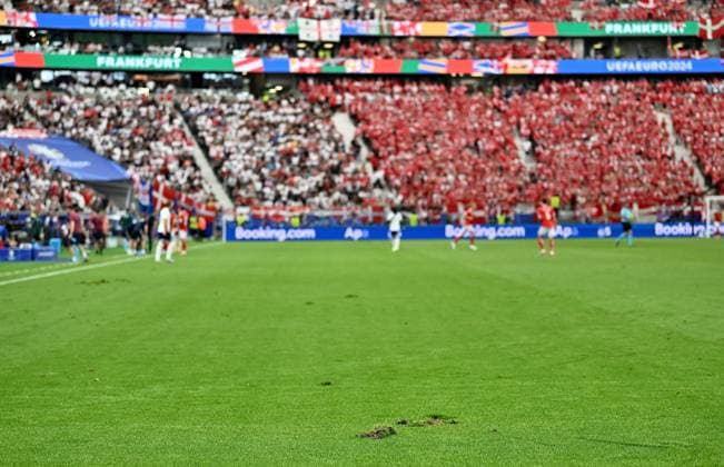 20.06.2024, xscotx, Fussball EM 2024, Dänemark - England, emspor, v.l. Kaputter Rasen in der Frankfurt Arena Deutsche Bank Park Loch Spielfeld Rasenteile Rasenstücke Rasenstuecke Erde Acker Feld Grün Gruen zerstört zerstoert Kaputt Loch Loecher Löcher Frankfurt am Main
