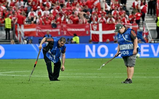 20.06.2024, xscotx, Fussball EM 2024, Dänemark - England, emspor, v.l. Greenkeeper Platzwart pflegen den kaputten Rasen in der Frankfurt Arena Deutsche Bank Park Loch Spielfeld Rasenteile Rasenstücke Rasenstuecke Erde Acker Feld Grün Gruen zerstört zerstoert Kaputt Loch Loecher Löcher Frankfurt am Main