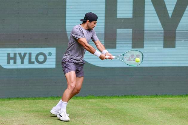 Marcos Giron (USA) kontrolliert den Ball, TERRA WORTMANN Open 2024, Hubert Hurkacz vs Marcos Giron, Gerry-Weber-Stadion, 21.06.2024, Halle, Deutschland.
