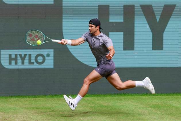 Marcos Giron (USA) kontrolliert den Ball, TERRA WORTMANN Open 2024, Hubert Hurkacz vs Marcos Giron, Gerry-Weber-Stadion, 21.06.2024, Halle, Deutschland.