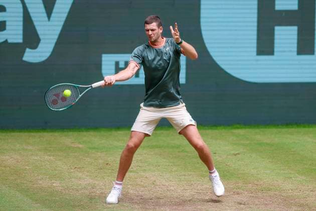 Hubert Hurkacz (Poland) kontrolliert den Ball, TERRA WORTMANN Open 2024, Hubert Hurkacz vs Marcos Giron, Gerry-Weber-Stadion, 21.06.2024, Halle, Deutschland.