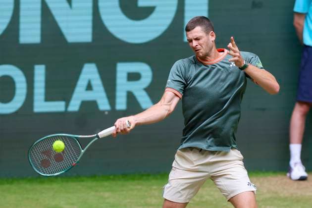 Hubert Hurkacz (Poland) kontrolliert den Ball, TERRA WORTMANN Open 2024, Hubert Hurkacz vs Marcos Giron, Gerry-Weber-Stadion, 21.06.2024, Halle, Deutschland.