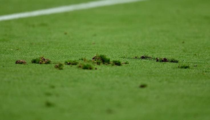 20.06.2024, xscotx, Fussball EM 2024, Dänemark - England, emspor, v.l. kaputter Rasen in der Frankfurt Arena Deutsche Bank Park Loch Spielfeld Rasenteile Rasenstücke Rasenstuecke Erde Acker Feld Grün Gruen zerstört zerstoert Kaputt Loch Loecher Löcher Frankfurt am Main