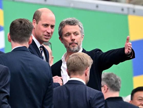 20.06.2024, xscotx, Fussball EM 2024, Dänemark - England, emspor, v.l. Prinz William von Wales, König Koenig Frederik X. des Königreichs Dänemark (geb. Andrà Andre Henrik Christian) gibt Anweisungen, gestikuliert, mit den Armen gestikulieren gives instructions, gesticulate, gesticolando. Frankfurt am Main