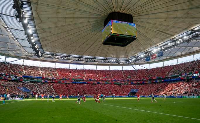 20.06.2024, xscotx, Fussball EM 2024, Dänemark - England, emspor, v.l. Ansicht Uebersicht Stadionansicht Stadionübersicht Stadionuebersicht Übersicht Frankfurt Arena Deutsche Bank Park in Frankfurt am Main mit kaputten Rasen in der Frankfurt Arena Deutsche Bank Park Loch Spielfeld Rasenteile Rasenstücke Rasenstuecke Erde Acker Feld Grün Gruen zerstört zerstoert Kaputt Loch Loecher Löcher Innenraum Fans Zuschauer Frankfurt am Main