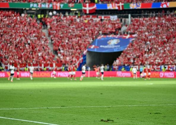 20.06.2024, xscotx, Fussball EM 2024, Dänemark - England, emspor, v.l. Kaputter Rasen in der Frankfurt Arena Deutsche Bank Park Loch Spielfeld Rasenteile Rasenstücke Rasenstuecke Erde Acker Feld Grün Gruen zerstört zerstoert Kaputt Loch Loecher Löcher Frankfurt am Main