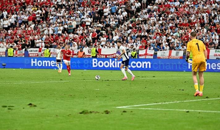 20.06.2024, xscotx, Fussball EM 2024, Dänemark - England, emspor, v.l. John Stones (England) mit Ball auf dem kaputten Rasen in der Frankfurt Arena Deutsche Bank Park Loch Spielfeld Rasenteile Rasenstücke Rasenstuecke Erde Acker Feld Grün Gruen zerstört zerstoert Kaputt Loch Loecher Löcher Frankfurt am Main