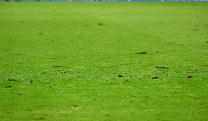 20.06.2024, xscotx, Fussball EM 2024, Dänemark - England, emspor, v.l. Kaputter Rasen in der Frankfurt Arena Deutsche Bank Park Loch Spielfeld Rasenteile Rasenstücke Rasenstuecke Erde Acker Feld Grün Gruen zerstört zerstoert Kaputt Loch Loecher Löcher Frankfurt am Main
