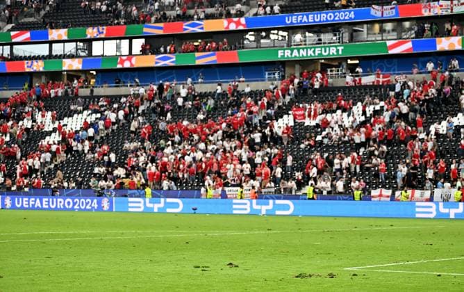 20.06.2024, xscotx, Fussball EM 2024, Dänemark - England, emspor, v.l. Kaputter Rasen in der Frankfurt Arena Deutsche Bank Park Loch Spielfeld Rasenteile Rasenstücke Rasenstuecke Erde Acker Feld Grün Gruen zerstört zerstoert Kaputt Loch Loecher Löcher in der Frankfurt Arena Deutsche Bank Park Frankfurt am Main