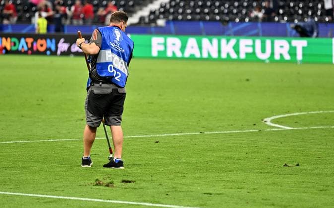20.06.2024, xscotx, Fussball EM 2024, Dänemark - England, emspor, v.l. Kaputter Rasen in der Frankfurt Arena Deutsche Bank Park Loch Spielfeld Rasenteile Rasenstücke Rasenstuecke Erde Acker Feld Grün Gruen zerstört zerstoert Kaputt Loch Loecher Löcher in der Frankfurt Arena Deutsche Bank Park, ein Greenkeeper Platzwart richtet den Platz nach Spielende wieder her Frankfurt am Main