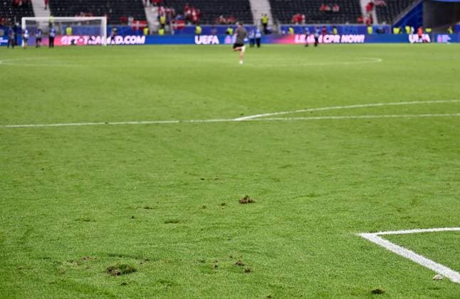 20.06.2024, xscotx, Fussball EM 2024, Dänemark - England, emspor, v.l. Kaputter Rasen in der Frankfurt Arena Deutsche Bank Park Loch Spielfeld Rasenteile Rasenstücke Rasenstuecke Erde Acker Feld Grün Gruen zerstört zerstoert Kaputt Loch Loecher Löcher in der Frankfurt Arena Deutsche Bank Park Frankfurt am Main