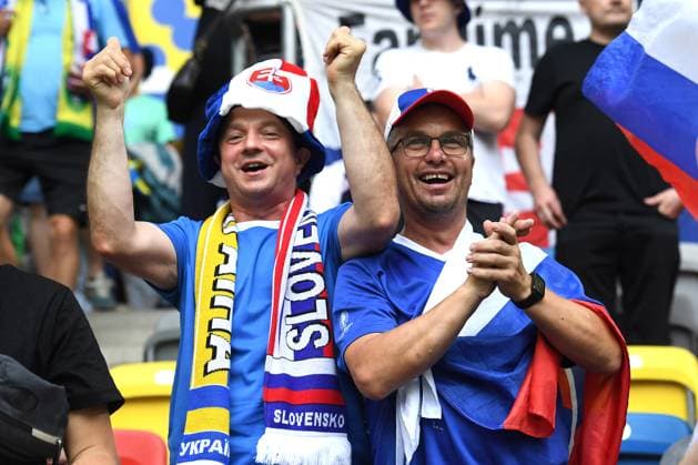 Fußball UEFA EURO, EM, Europameisterschaft,Fussball 2024 Gruppenphase 2. Spieltag Slowakei - Ukraine am 21.06.2024 in der Düsseldorf Arena in Düsseldorf Fans Zuschauer Slowakei mit Brille und Kette