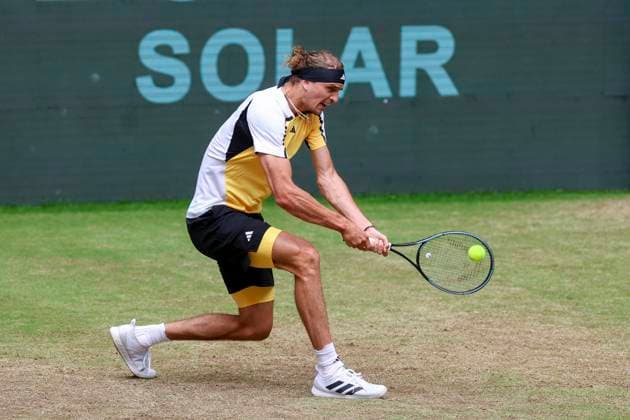 Alexander Zverev (Germany) kontrolliert den Ball, TERRA WORTMANN Open 2024, Arthur Fils vs Alexander Zverev, Gerry-Weber-Stadion, 21.06.2024, Halle, Deutschland.