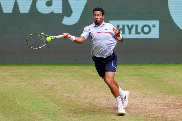 Arthur Fils (France) kontrolliert den Ball, TERRA WORTMANN Open 2024, Arthur Fils vs Alexander Zverev, Gerry-Weber-Stadion, 21.06.2024, Halle, Deutschland.