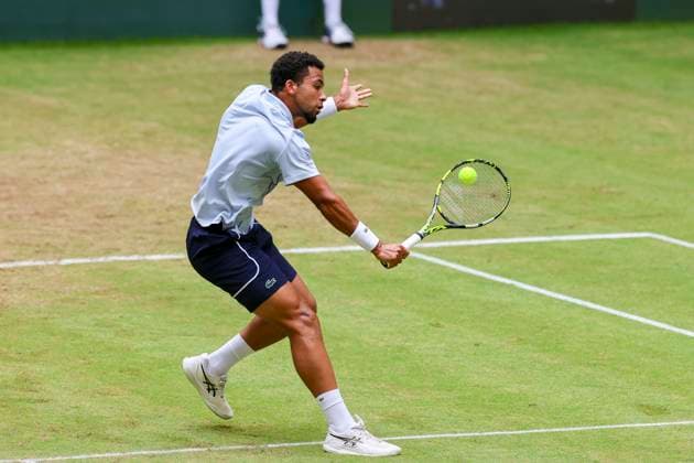Arthur Fils (France) kontrolliert den Ball, TERRA WORTMANN Open 2024, Arthur Fils vs Alexander Zverev, Gerry-Weber-Stadion, 21.06.2024, Halle, Deutschland.