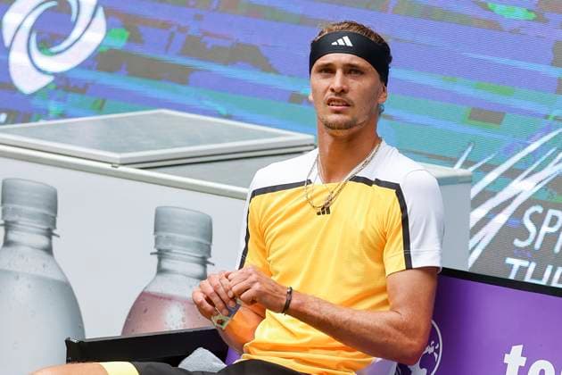 Alexander Zverev (Germany) schaut enttaeuscht, TERRA WORTMANN Open 2024, Arthur Fils vs Alexander Zverev, Gerry-Weber-Stadion, 21.06.2024, Halle, Deutschland.