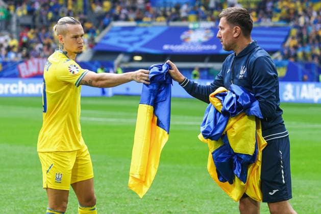 Slovakia v Ukraine 21 June 2024, Dusseldorf - UEFA EUROs - Group E - Slovakia v Ukraine - Mykhaylo Mudryk of Ukraine takes off a Ukraine flag from his back - Photo: Charlotte Wilson Offside. Dusseldorf Germany Copyright: xCharlottexWilsonx xOffsidexOffside