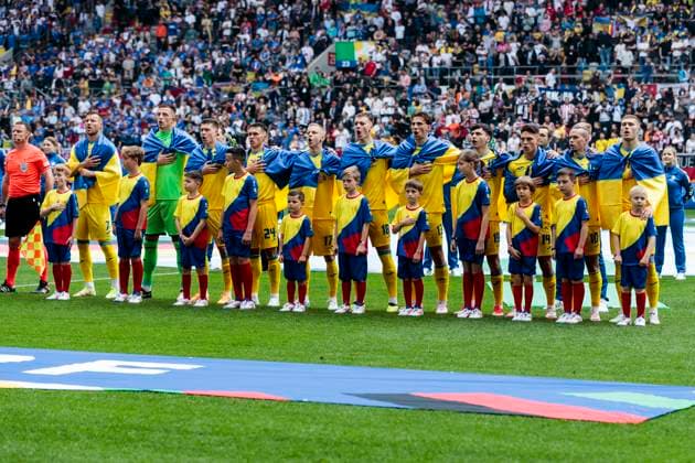 UEFA EURO, EM, Europameisterschaft,Fussball 2024: Slowakei - Ukraine; 21.06.2024 Die Ukrainer bei der Hymne. UEFA EURO 2024: Slowakei - Ukraine; Arena Düsseldorf, Düsseldorf am 21.06.2024 Copyright: xBEAUTIFULxSPORTS Meuselx