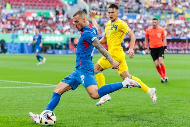 UEFA EURO, EM, Europameisterschaft,Fussball 2024: Slowakei - Ukraine; 21.06.2024 Lukas Haraslin (Slowakei, 17), Oleksandr Tymchyk (Ukraine, 24). UEFA EURO 2024: Slowakei - Ukraine; Arena Düsseldorf, Düsseldorf am 21.06.2024 Copyright: xBEAUTIFULxSPORTS Meuselx