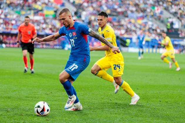 UEFA EURO, EM, Europameisterschaft,Fussball 2024: Slowakei - Ukraine; 21.06.2024 Lukas Haraslin (Slowakei, 17), Oleksandr Tymchyk (Ukraine, 24). UEFA EURO 2024: Slowakei - Ukraine; Arena Düsseldorf, Düsseldorf am 21.06.2024 Copyright: xBEAUTIFULxSPORTS Meuselx