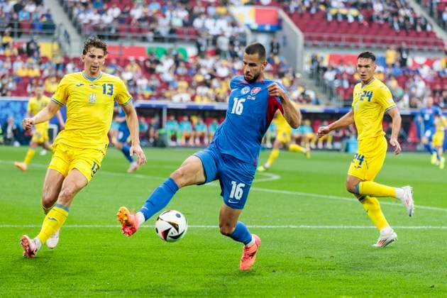 UEFA EURO, EM, Europameisterschaft,Fussball 2024: Slowakei - Ukraine; 21.06.2024 David Hancko (Slowakei, 16), Illia Zabarnyi (Ukraine, 13), Oleksandr Tymchyk (Ukraine, 24). Copyright: xBEAUTIFULxSPORTS Meuselx