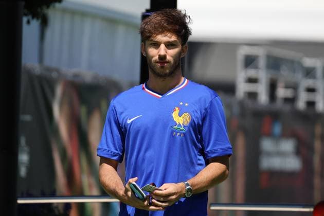21.06.2024, xrarjax, Motorsport FIA Formel 1, Großer Preis von Spanien emspor, v.l. Pierre Gasly (BWT Alpine F1 Team) Startnummer 10 im Trikot der französischen Fussball Nationalmannschaft (DFL DFB REGULATIONS PROHIBIT ANY USE OF PHOTOGRAPHS as IMAGE SEQUENCES and or QUASI-VIDEO) Barcelona