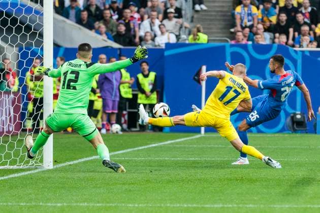 UEFA EURO, EM, Europameisterschaft,Fussball 2024: Slowakei - Ukraine; 21.06.2024 Anatoliy Trubin (Ukraine, 12) pariert gegen Ivan Schranz (Slowakei, 26). UEFA EURO 2024: Slowakei - Ukraine; Arena Düsseldorf, Düsseldorf am 21.06.2024 Copyright: xBEAUTIFULxSPORTS Meuselx