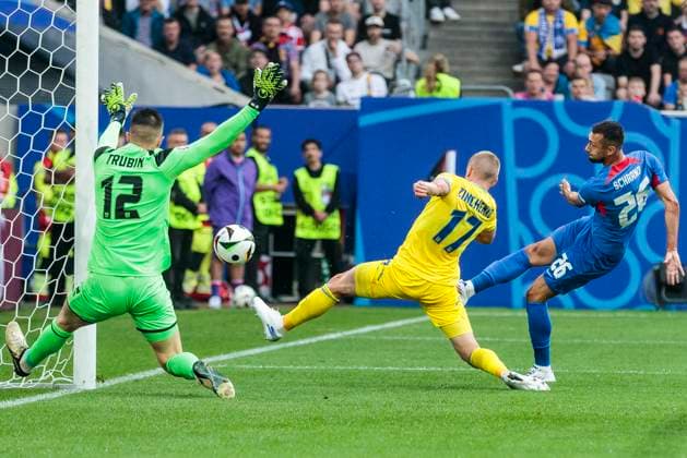UEFA EURO, EM, Europameisterschaft,Fussball 2024: Slowakei - Ukraine; 21.06.2024 Anatoliy Trubin (Ukraine, 12) pariert gegen Ivan Schranz (Slowakei, 26). UEFA EURO 2024: Slowakei - Ukraine; Arena Düsseldorf, Düsseldorf am 21.06.2024 Copyright: xBEAUTIFULxSPORTS Meuselx